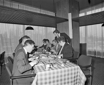 880586 Afbeelding van een lunch met Henk Vredeling, lid van de Europese Commissie, belast met sociale zaken en ...